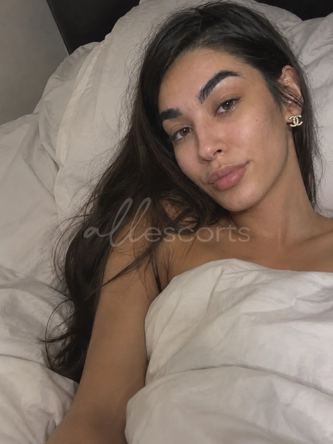 Mae London